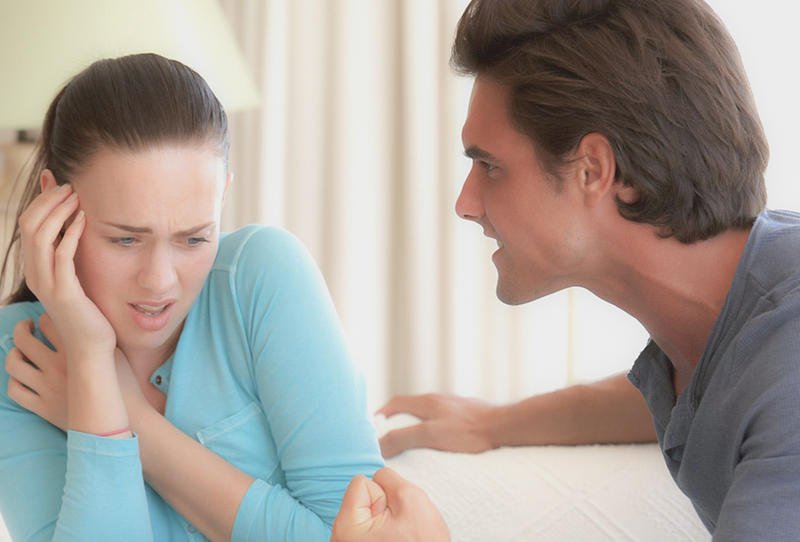 كيف التعامل مع الزوج العنيد الذي يتجاهل زوجته