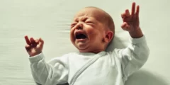 كيف اتعامل مع طفلي الصغير الذي يبكي كثيرا
