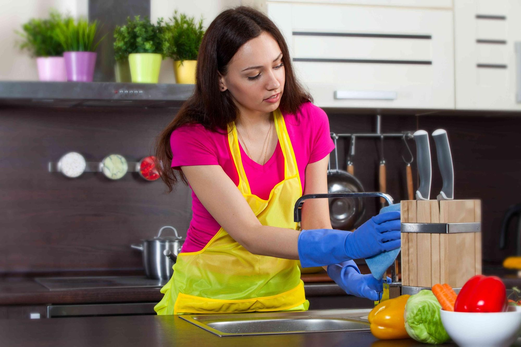 هل من واجبات الزوجة الطبخ والغسيل والكنيس وتنظيف المنزل