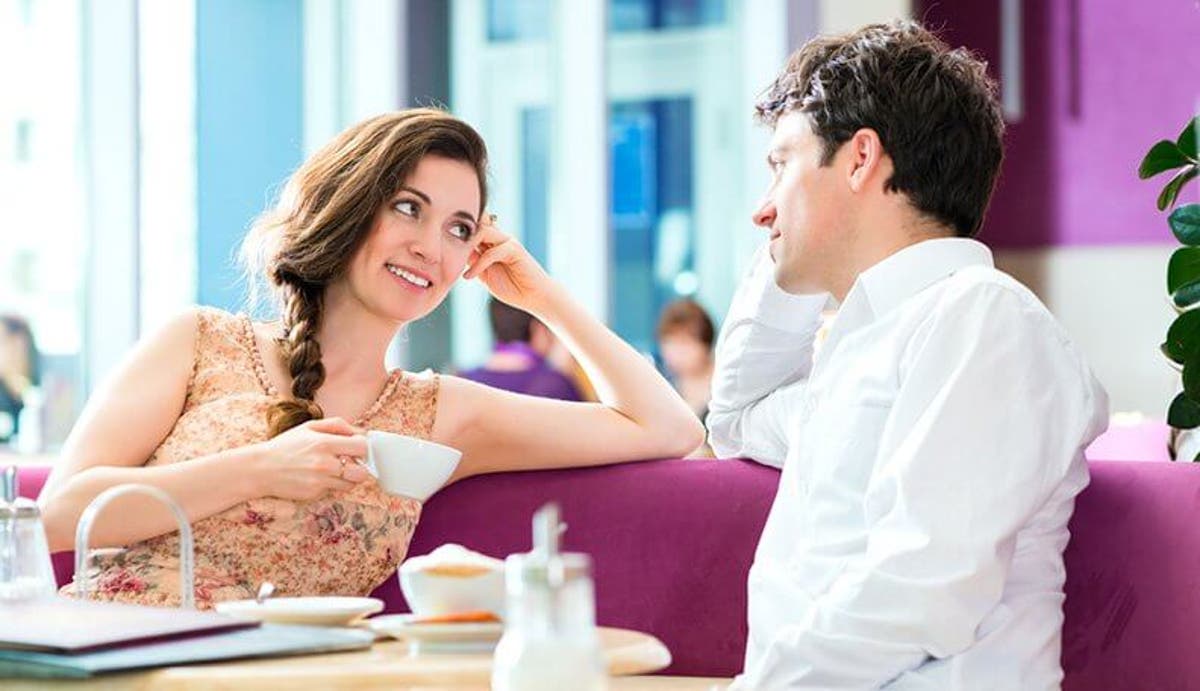 10 علامات حب المرأة للرجل في صمت