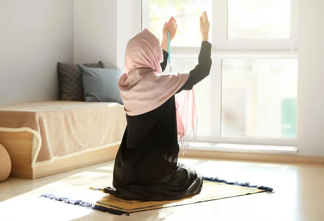 هل المرأة تقيم الصلاة لنفسها عند المالكية