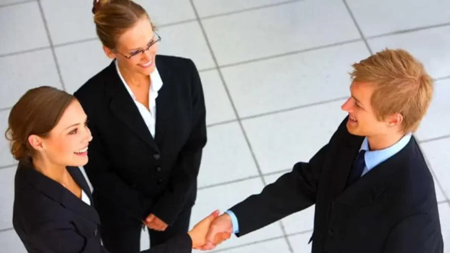 وش الرد على كلمة تشرفت فيك، اذا واحد قال تشرفت فيك وش ترد عليه