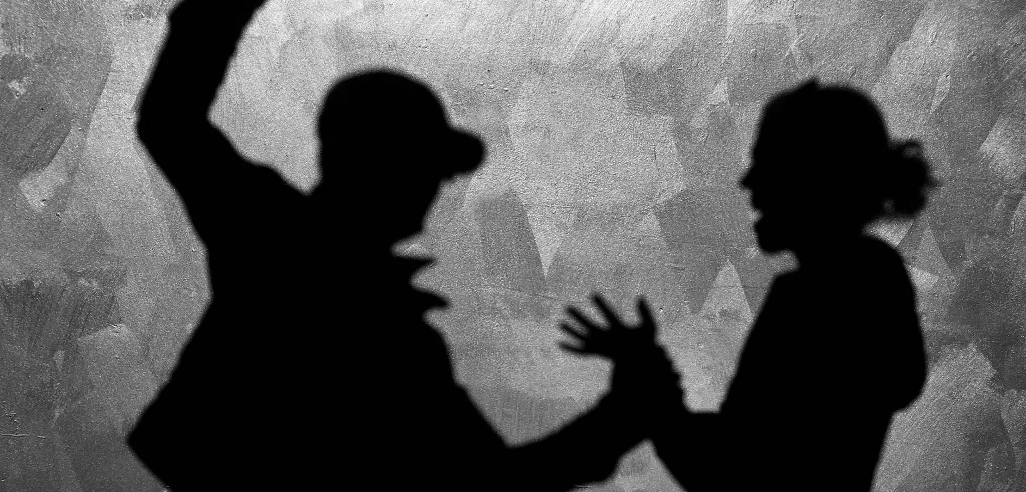 تفسير حلم رؤية شخص مجهول يرميني بالحجارة في المنام