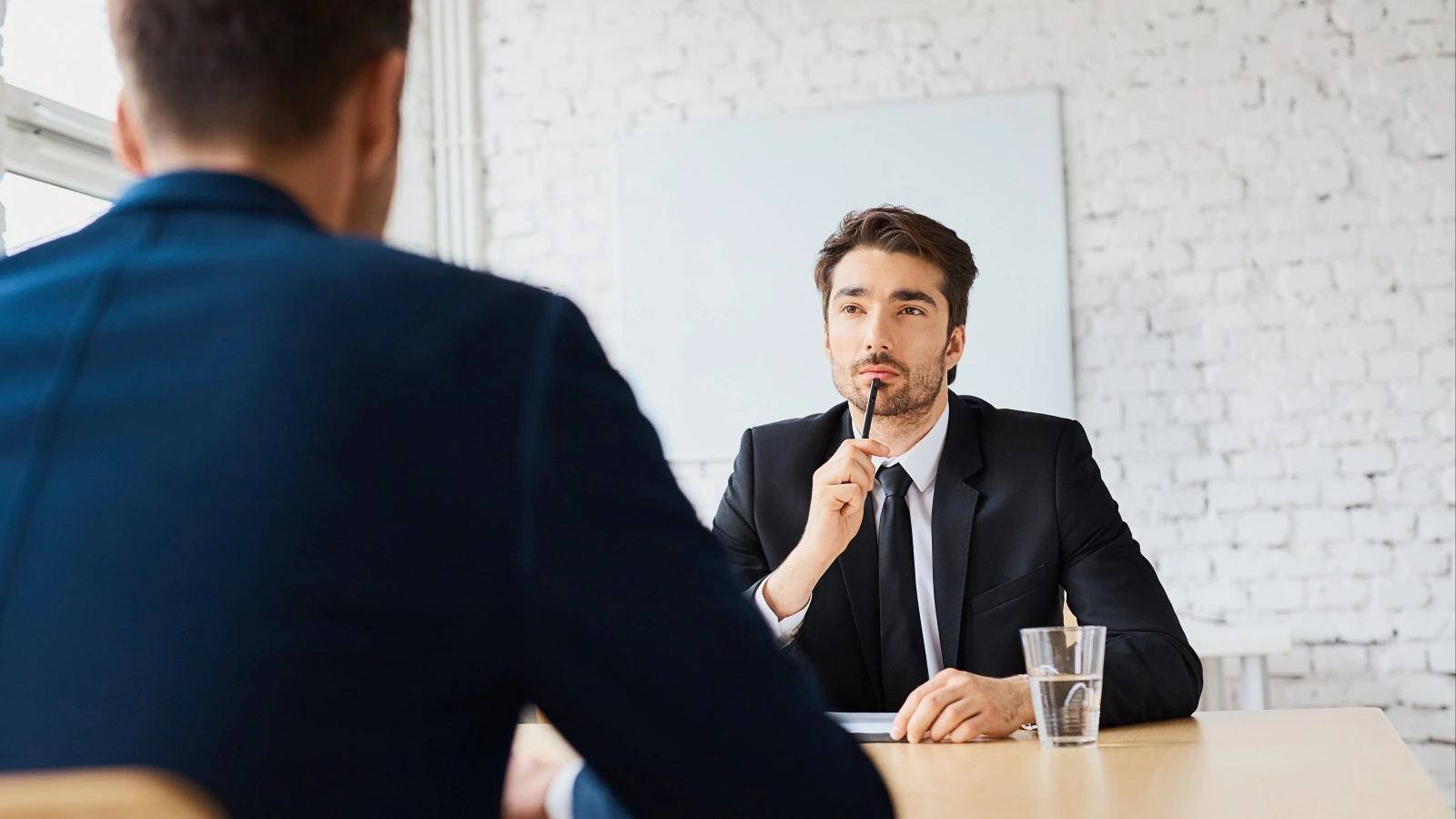 كيف تتعامل مع مديرك الذي يتجاهلك